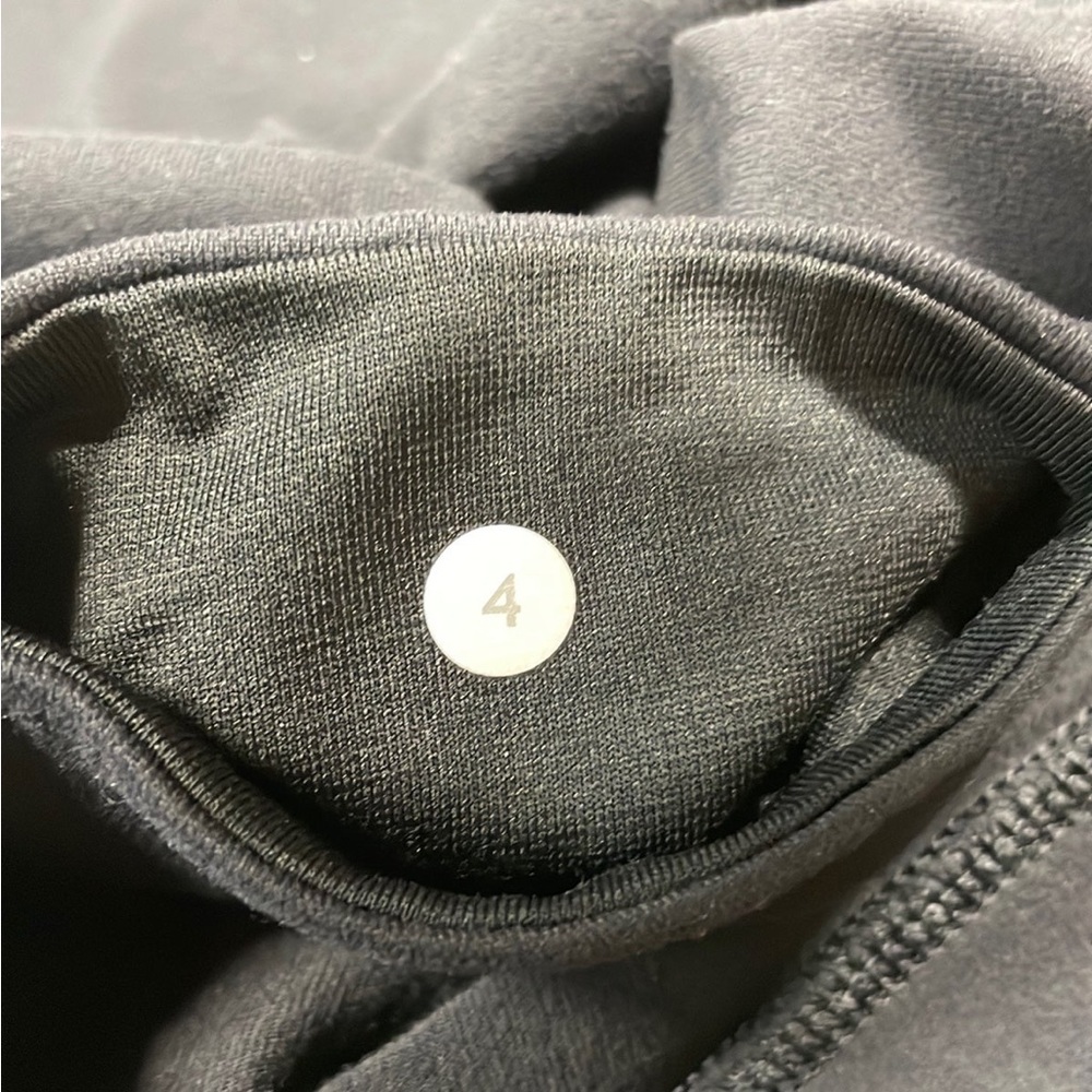 Lululemon Athletica Sz4 Black 21' crop legging SMALL HOLE - Picture 10 of 12
